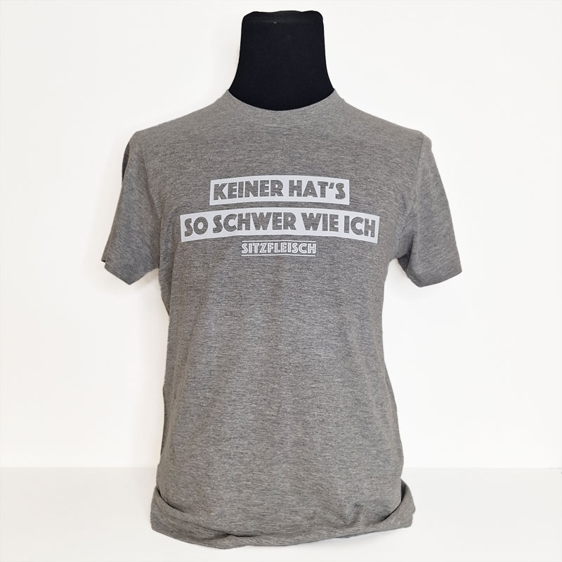 VORBESTELLBAR! Aktuell NEU! T-Shirt "Keiner hat's so schwer wie ich // Sitzfleisch" VORBESTELLBAR! Aktuell NEU! T-Shirt "Keiner hat's so schwer wie ich // Sitzfleisch"