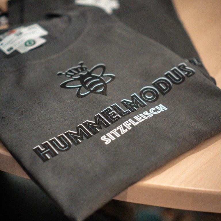 T-Shirt "Hummelmodus / Sitzfleisch" - Farbe Dunkelgrau