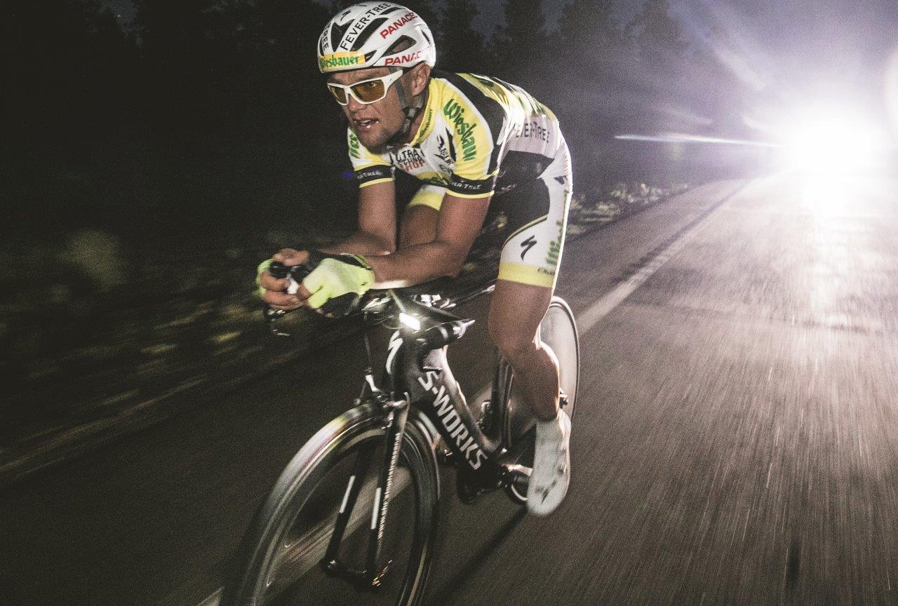 Ultra Radsport Pace Car Zusatzscheinwerfer am Begleitfahrzeug und normale kleine Frontlicher am Bike